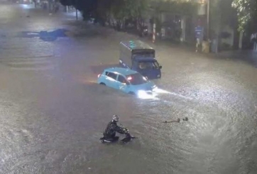 Mưa lớn cuốn trôi ô tô, tạt đổ xe máy ngay trong đêm