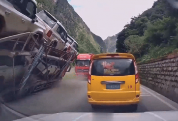 Container chở lô Land Cruiser Prado lật nhào, ước tính thiệt hại không hề nhỏ