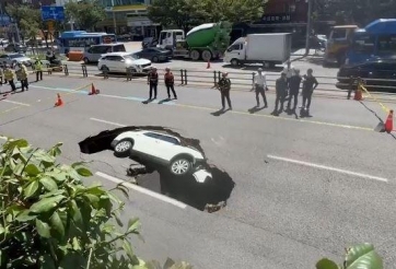 'Hố tử thần' sâu 2,5m nuốt chửng ô tô khiến 2 người bị thương nặng