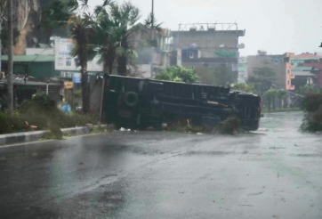 Hải Dương: Gió xoáy cuốn bay ô tô, xe tải lật giữa phố