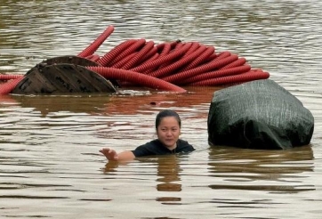 Hà Nội chạy lụt, bãi giữa sông Hồng nước ngập đến ngọn cây