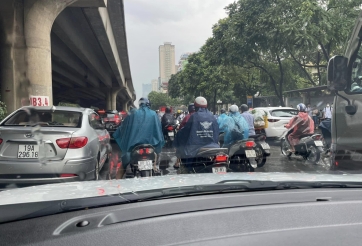 Mưa lớn trong đêm, Hà Nội 'tê liệt' nhiều con phố trong sáng đầu tuần