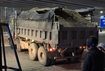 Cảnh sát giao thông Hà Nội xử phạt xe tải chở quá tải trên 150%