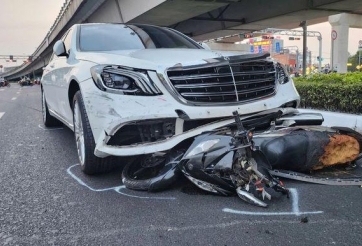 Tạm giữ nữ tài xế Mercedes tông 10 xe máy tại ngã tư Thủ Đức