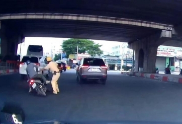 CSGT TP.HCM bác bỏ thông tin 'xô người đi xe máy' lan truyền trên mạng