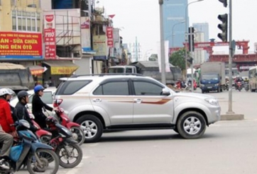 Dừng xe quá vạch đèn đỏ: Vì sao bị xử phạt nặng tới 20 triệu đồng?