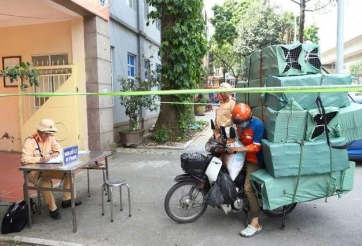 Hà Nội: Nhiều shipper bị xử phạt vì để hàng hóa che khuất biển số