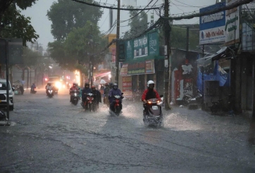 TP.HCM mưa lớn từ sáng sớm, nhiều tuyến đường ngập sâu, người dân khốn đốn đi làm