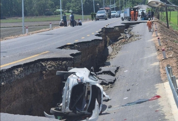 Cầu đường mới khánh thành bất ngờ sụt lún, ô tô bị “nuốt chửng”: Ai chịu trách nhiệm?