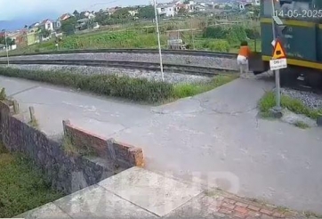 Người phụ nữ bị tàu hỏa tông khi băng qua đường ray: Cảnh báo thói quen nguy hiểm buổi sáng