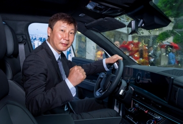 Santa Fe Calligraphy – món quà đặc biệt dành cho HLV Kim Sang-sik sau màn thể hiện xuất sắc