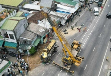 Xe tải mất lái lao vào nhà dân sau khi tránh xe máy: Cảnh báo điểm đen giao thông