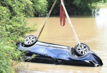 Vụ ô tô lao xuống sông ở Hưng Yên: Kính xe mở bất thường, hai ông cháu may mắn thoát nạn