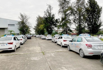 Bộ Xây dựng đề xuất miễn phí đường bộ cho mọi xe “đắp chiếu” từ 30 ngày, bỏ tem dán kính ô tô