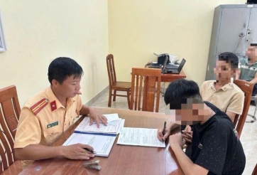 Bốc đầu xe, quay clip tung mạng: Thiếu niên 16 tuổi nhận cái kết đắng từ CSGT