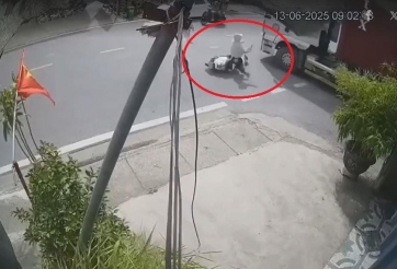 Cô gái đi xe máy lao vào gầm container: Bài học từ một giây bất cẩn