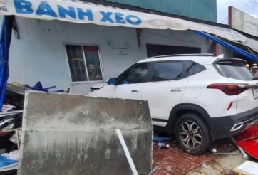 Phan Thiết: Ô tô mất lái tông xe máy, lao vào nhà dân khiến một người tử vong