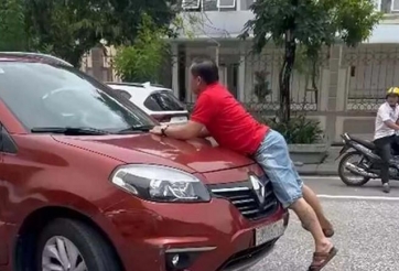 Va chạm nhẹ, người đàn ông liều lĩnh bám nắp capo ô tô đang chạy để chặn xe