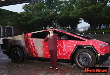 G-Dragon gây sốt khi mang Tesla Cybertruck đỏ rực đến sự kiện riêng