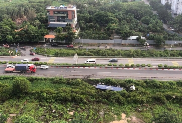 Container mất lái, tông đổ hộ lan, văng khỏi cao tốc: Nguyên nhân khiến ai cũng giật mình!