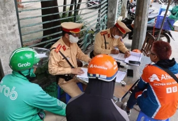 Xe ôm công nghệ “lĩnh đòn” vì vượt đèn đỏ, đi ngược chiều hàng loạt