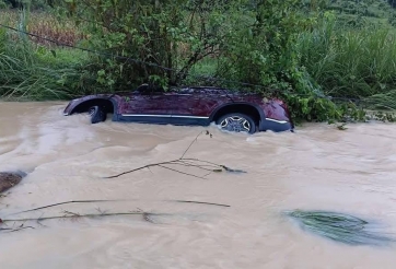 Đi nhầm đường theo Google Maps, ô tô suýt bị lũ cuốn trôi cả gia đình trong đêm mưa lớn