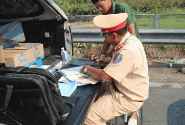 Coi chừng bị phạt khi chở 8 người trên xe 7 chỗ