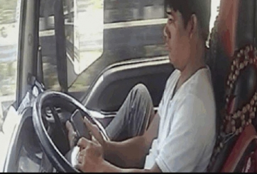 Tài xế xe đầu kéo vừa lái xe vừa lướt TikTok trên cao tốc: Báo động văn hóa lái xe chuyên nghiệp