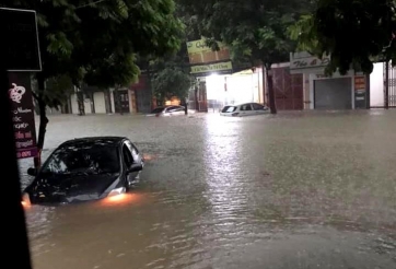 Ô tô bơi giữa phố: Thái Nguyên ngập nặng chưa từng thấy