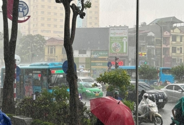 Mưa lớn giữa giờ tan tầm, nhiều tuyến phố Hà Nội ngập sâu, giao thông hỗn loạn