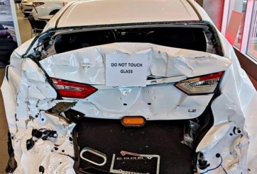 Toyota gây bất ngờ khi trưng bày Camry bị tai nạn: Thông điệp mạnh mẽ về độ an toàn thay vì che giấu