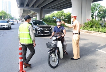 Ngày đầu phân làn giao thông ở Phạm Văn Đồng: Xe máy vẫn tràn vào làn ôtô, nguy cơ mất an toàn giao thông