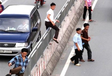 Cảnh báo nguy hiểm khi người đi bộ liều lĩnh trèo qua dải phân cách để sang đường