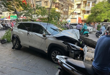 Tai nạn kinh hoàng ở Hà Nội: Bị ô tô hất văng 3 mét, nạn nhân kể lại giây phút 'bay' giữa phố Trần Đại Nghĩa