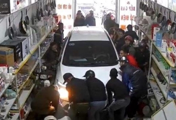 Ô tô đâm vào nhà dân, bé gái 17 tháng tuổi tử vong: Tài xế lãnh án, vợ bị phạt vì khai gian dối