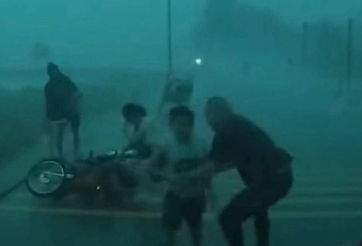 Danh tính tài xế nghĩa hiệp giúp 5 đứa trẻ thoát nguy trong cơn cuồng phong