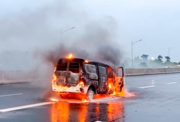 Ô tô cháy ngùn ngụt trên cao tốc giữa mưa lớn, tài xế may mắn thoát nạn