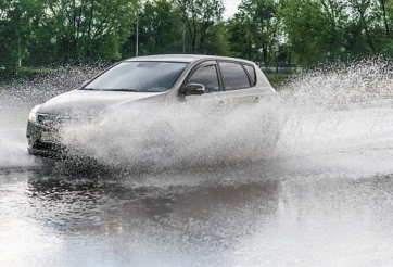 Những lưu ý khi sử dụng ô tô mùa mưa