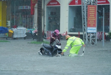 CSGT Thanh Hóa căng mình giữa mưa bão, hỗ trợ người dân vượt ngập an toàn