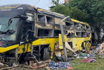 Hành khách kể phút giây kinh hoàng trong vụ lật xe khách tại Hà Tĩnh: “Kính vỡ tung, người nằm chồng lên nhau”