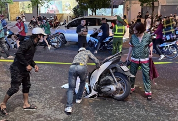 Hố sâu bất ngờ “nuốt” xe SH giữa đường Trường Chinh, Hà Nội: Lỗi hạ tầng hay sự cố bất khả kháng?