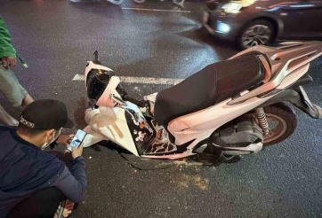 Xe máy “lọt hố” vì sụt lún đường giữa Hà Nội: Người dân có thể đòi bồi thường?