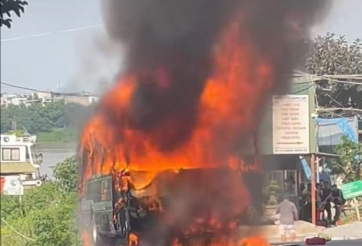 Xe khách bốc cháy trước bến tàu du lịch sông Hồng: Khói đen cuồn cuộn, người người tháo chạy