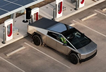 Tesla Cybertruck bất ngờ không khởi động dù cắm sạc liên tục, hãng phản hồi ra sao?