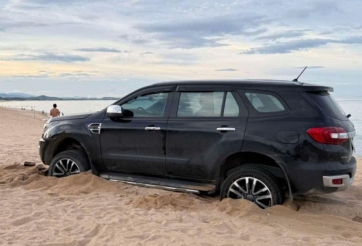 Ôtô mắc kẹt giữa bờ kè hoang vắng, tài xế bán tải lạ mặt cứu cả gia đình trong mưa lớn