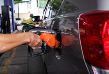 Xăng E10 bắt đầu thí điểm: Ô tô đời cũ có nên đổ?