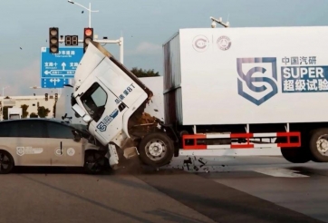 Hãng xe Trung Quốc gây tranh cãi với video thử nghiệm va chạm SUV điện và xe tải 8 tấn