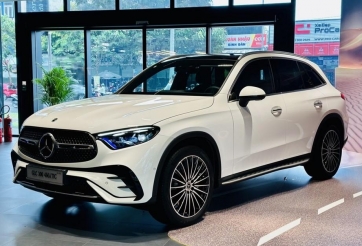 Xác minh vụ Mercedes che biển số bằng nơ lớn khi chạy trên đường Hà Nội