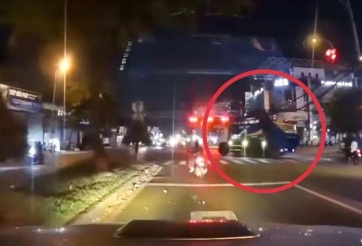 CSGT xử phạt tài xế xe rác “chạy ẩu”, bài học cảnh tỉnh cho người lái xe tải