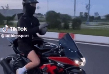 Buông tay “múa quạt” khi lái mô tô, nam thanh niên ở TP.HCM bị tạm giữ xe